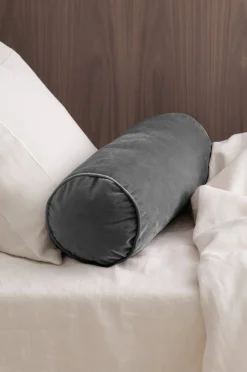 Clearance Home Pölkudde Nora Cylinder i sammet Prydnadskuddar & Fodral